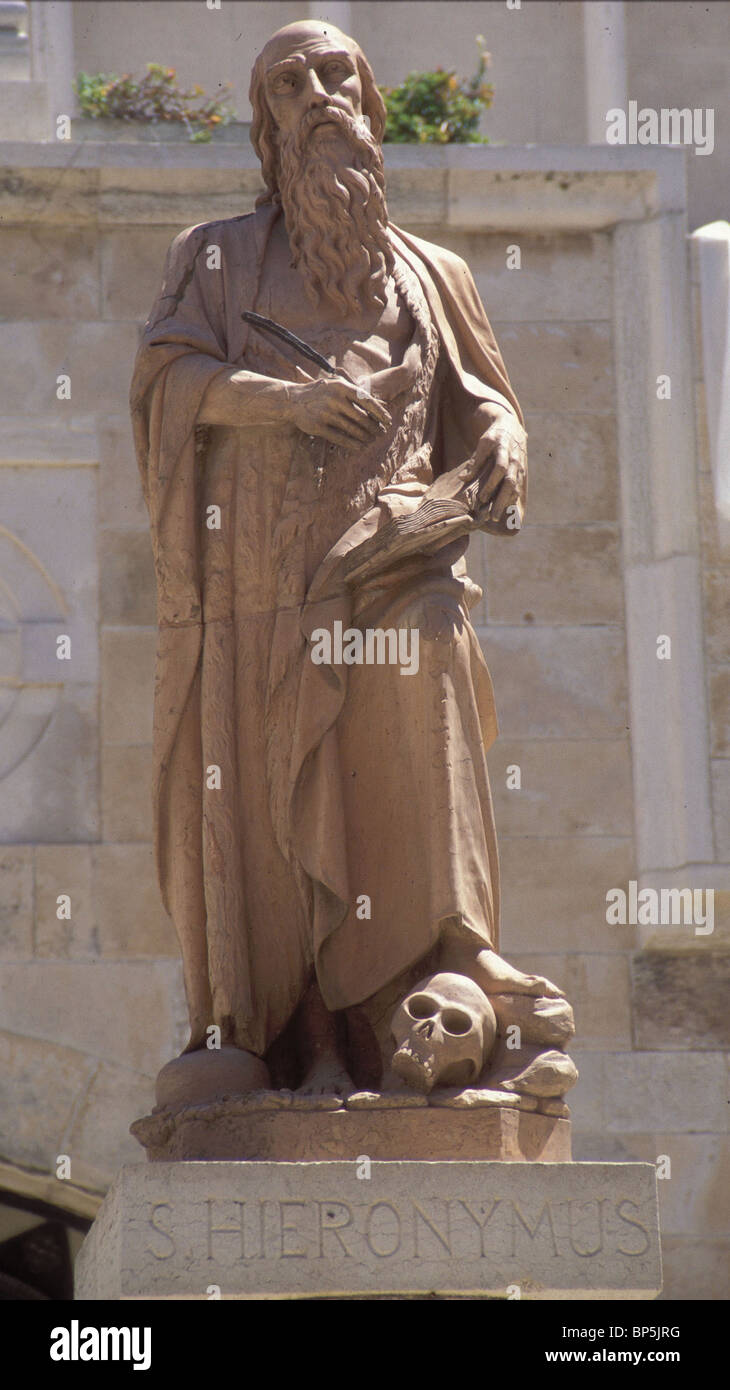 STATUE OF HIERONYMUS IN THE COURTYARD OF THE CHURCH OF ST. CATHERINE IN BETHLECHEM. H. WAS A TRANSLATOR OF THE BIBLE WHO Stock Photo
