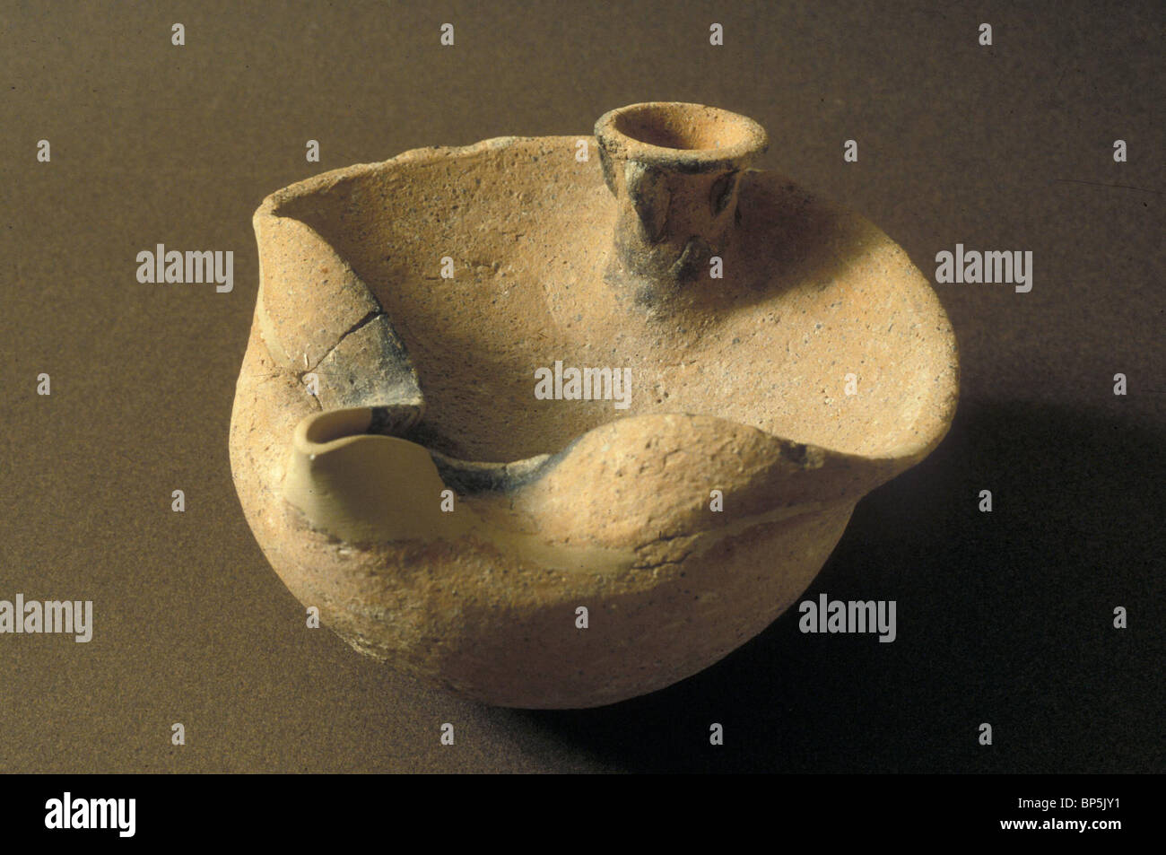 4349. CNAANITE PERIOD OIL LAMP DECORATED WITH A FACE Stock Photo