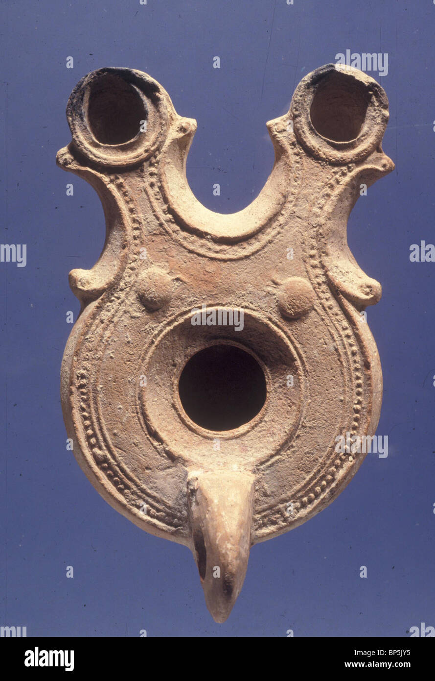 4351. HERODIAN PERIOD DOUBLE SPROUTED OIL LAMP DECORATED WITH AGRICULTURAL MOTIVS OF THE LAND Stock Photo