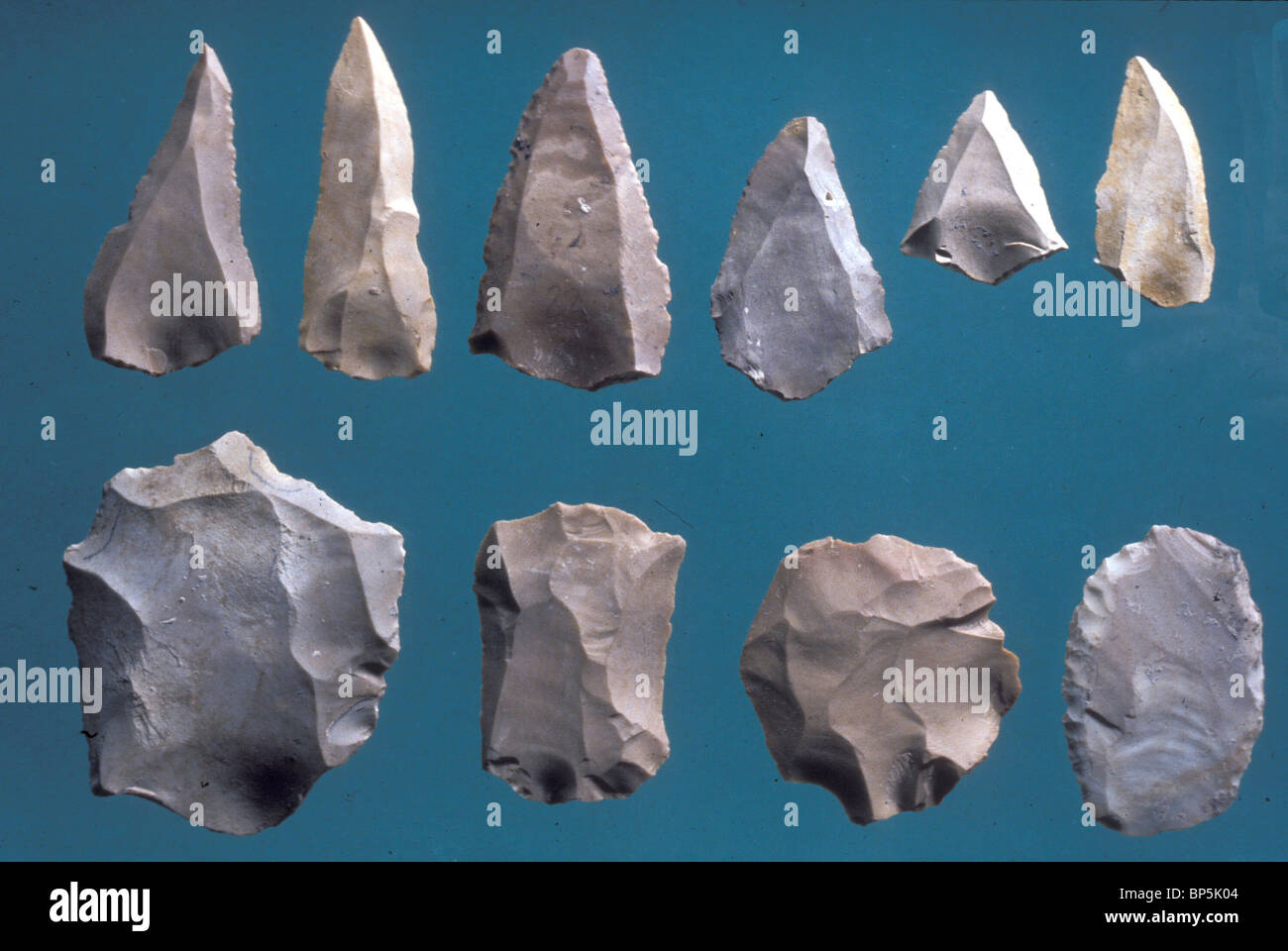 4390. PALEOLITHIC PERIOD, C. 10 - 8TH MILLENNIUM BC. FLINT STONE TOOLS, SCRAPERS AND LANCEHEADS Stock Photo