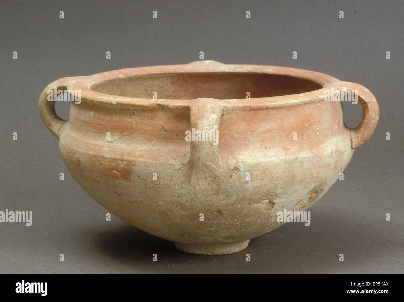 5032. LARGE BASIN, PROBABLY USED FOR STORAGE OR WASHING, DAN EXCAVATIONS, C. 9-8 C. BC Stock Photo
