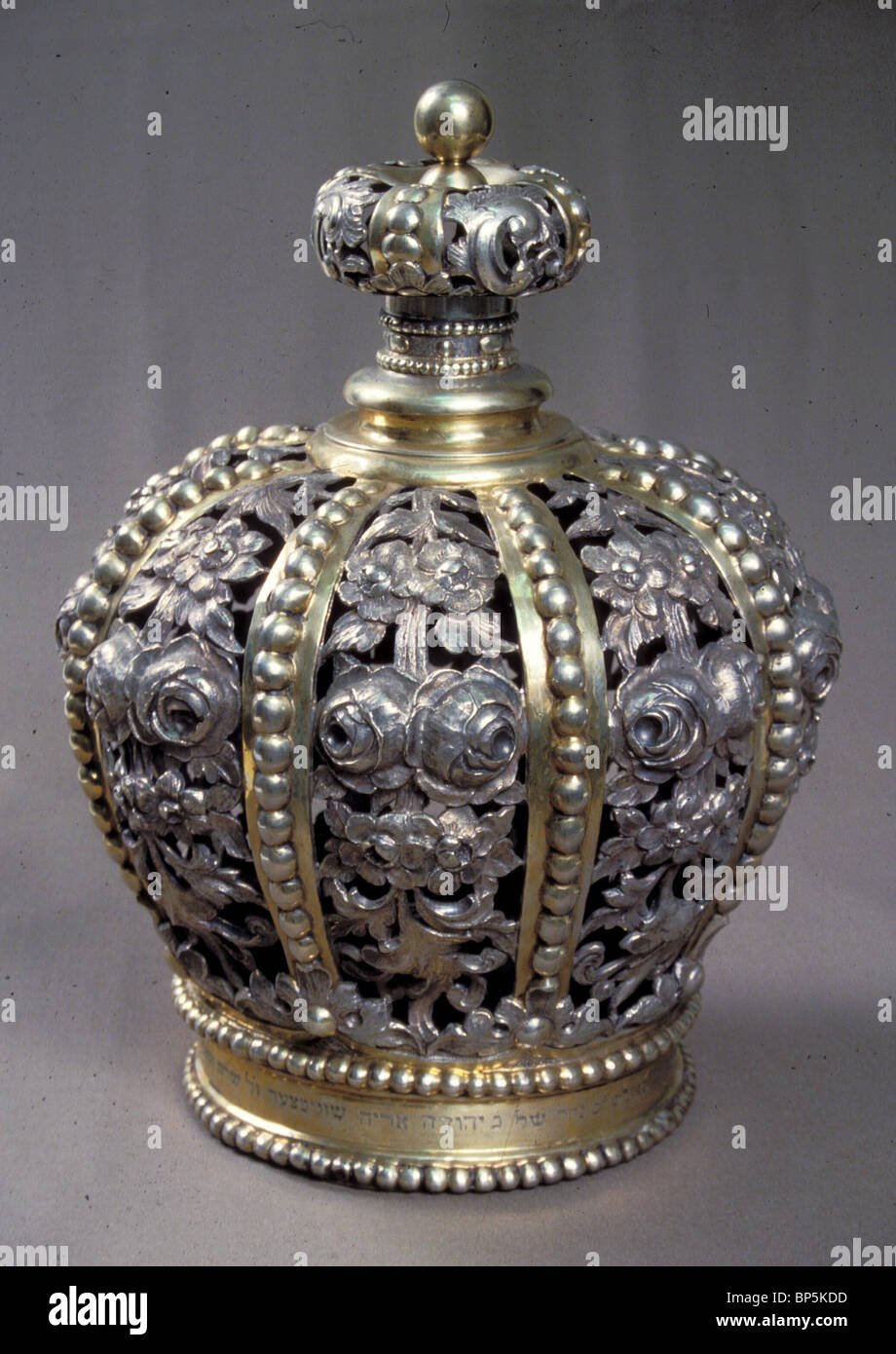 5140. TORAH CROWN, PLACED ON THE TOP OF THE TORAH SCROLL HOUSING AS DECORATION, CENTRAL EUROPE, 19TH. C. Stock Photo