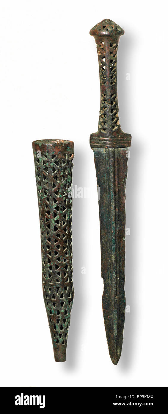 5330. Dagger and sheath, Mesopotamia, Iron age I. 19-14th. C. BC Stock Photo