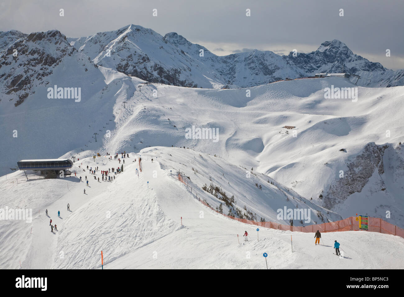 GROUP OF SKIERS, SKIING REGION AT FELLHORN MOUNTAIN, NEAR OBERSTDORF,  ALLGAEU REGION, BAVARIA, GERMANY Stock Photo