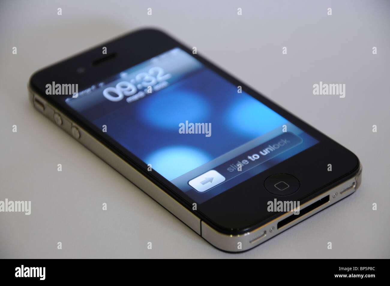 Black iPhone 4 turned on showing the lock screen and the corner relating to  the antenna problem Stock Photo - Alamy