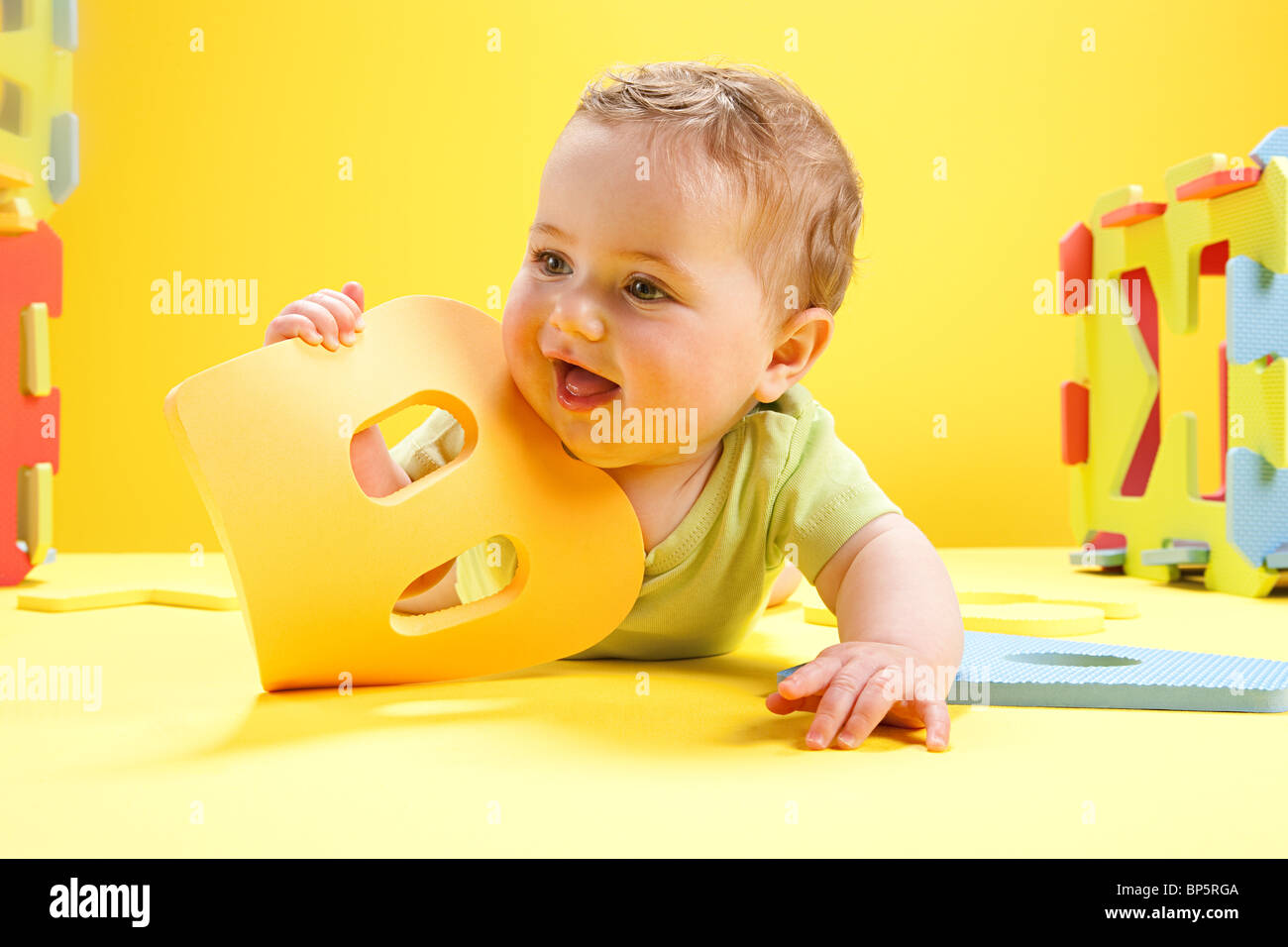 изучаем алфавит для детей. дети играют. азбука для детей. дети раннего возраста. приучение к горшку ребенка.