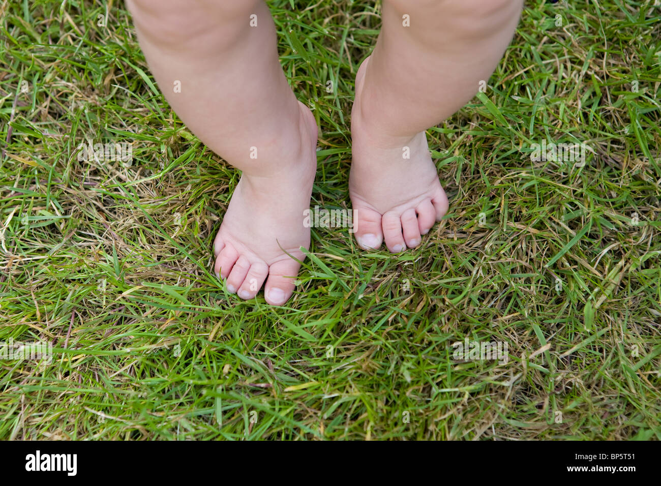К чему снится ноги ребенка. Босиком мальчик на траве. Грязные босые ноги детей. Пятки детей на траве. Дети босые на траве.