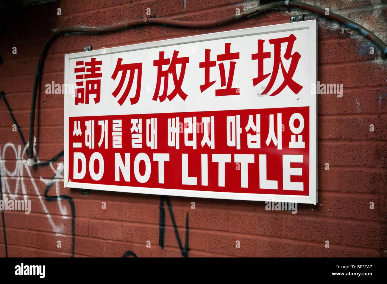 a-trilingual-sign-that-says-do-not-litter-in-chinese-korean-and