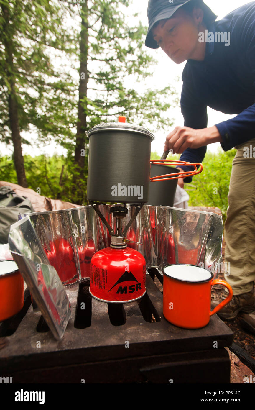 https://c8.alamy.com/comp/BP614C/a-camper-prepares-a-meal-over-a-gas-stove-in-the-boundary-waters-canoe-BP614C.jpg