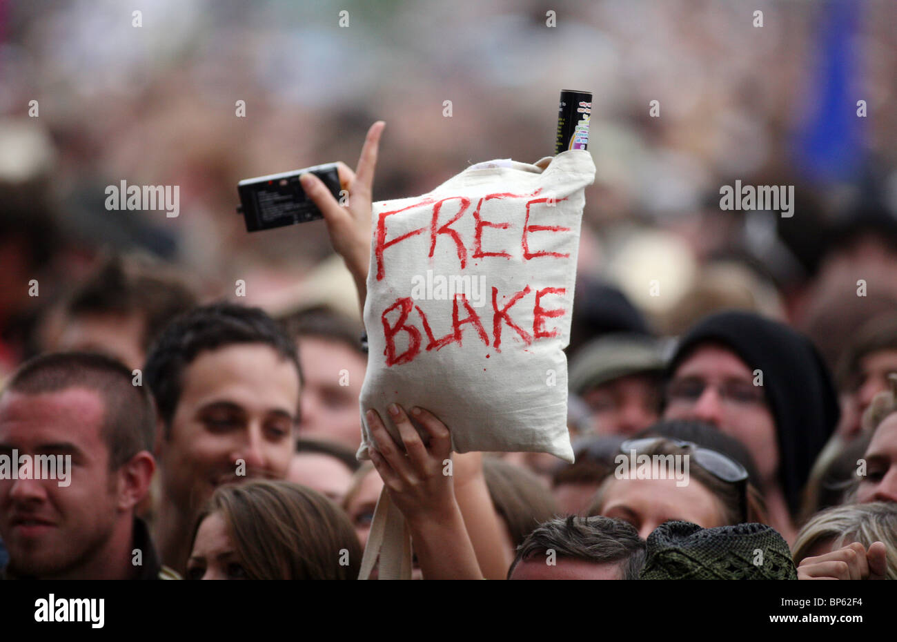 An Amy Winehouse fan holding up a Free Blake notice Stock Photo