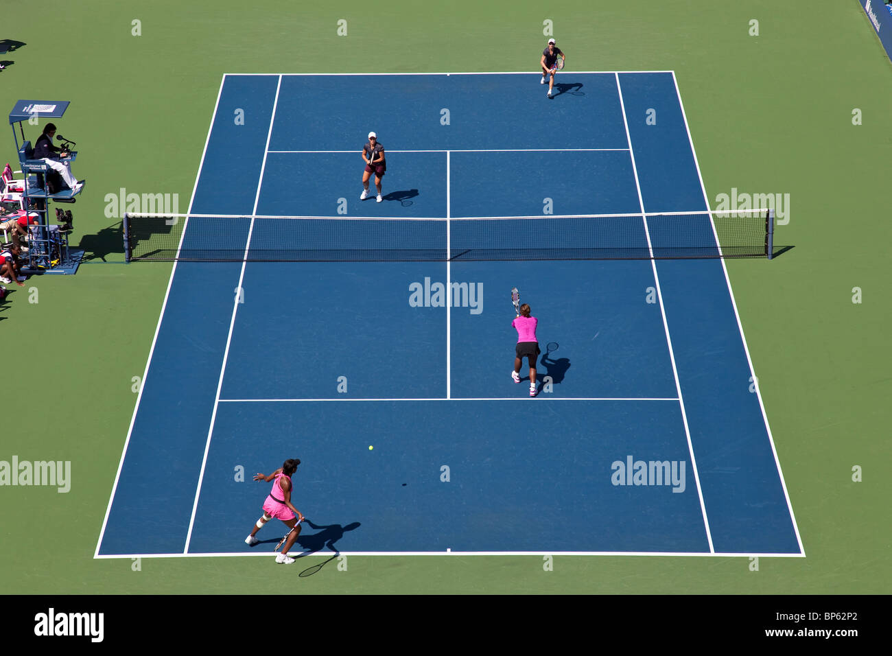 Venus and Serena Williams (USA) competing against Cara Black (ZIM) and Liezel Huber (USA) in the Women's Doubles Finals Stock Photo