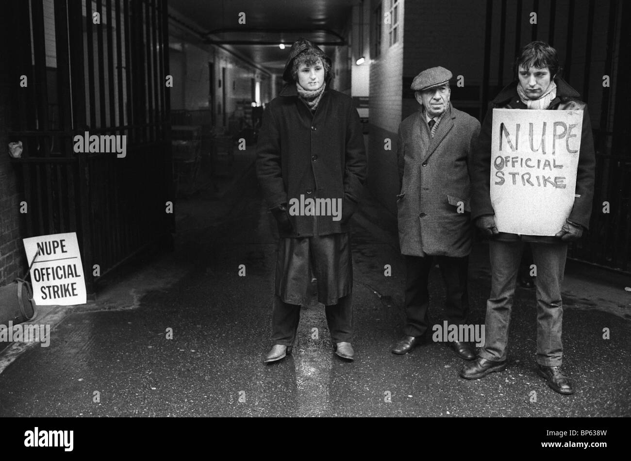 Winter of Discontent London. NUPE official picket line prevent staff working in Westminster Hospital London 1970s January 1979 UK HOMER SYKES Stock Photo