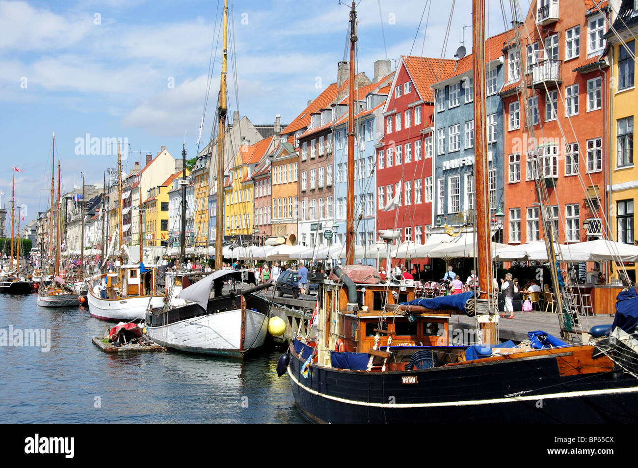 Colourful 17th century waterfront, Nyhaven Canal, Copenhagen (Kobenhavn), Kingdom of Denmark Stock Photo