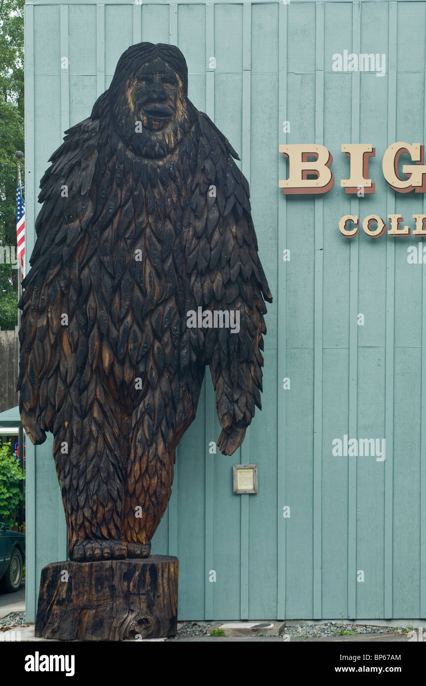 Huge redwood carved statue of Bigfoot at the Willow Creek - China Flat Museum, Willow Creek, California Stock Photo