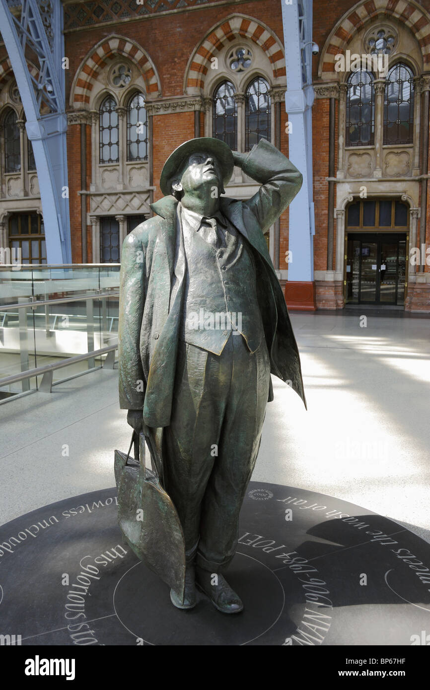 Statue of Sir John Betjeman at St Pancras International Station, terminal for Eurostar rail services Stock Photo