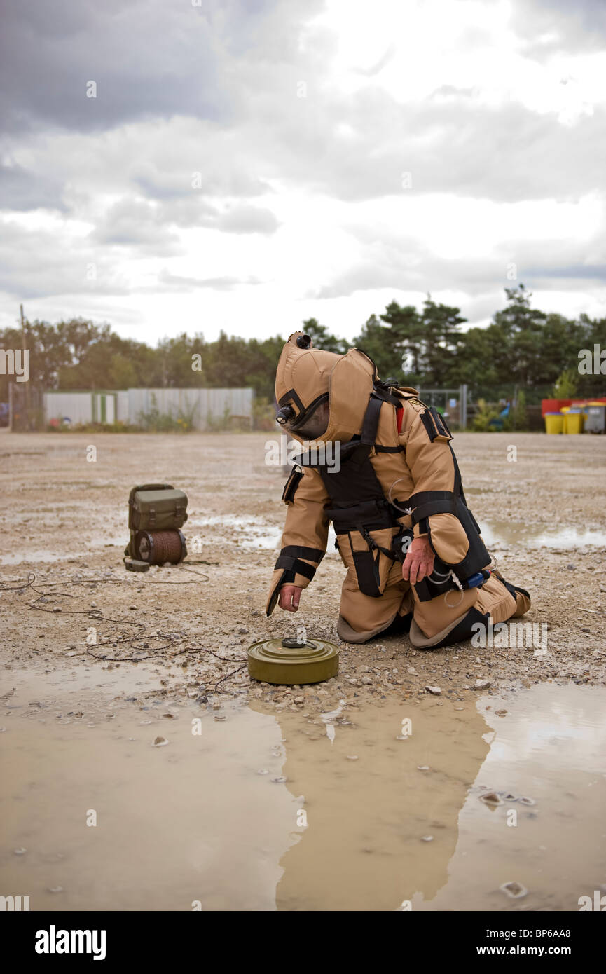 DVIDS - News - Army Explosive Ordnance Disposal Company supports new bomb  suit helmet program