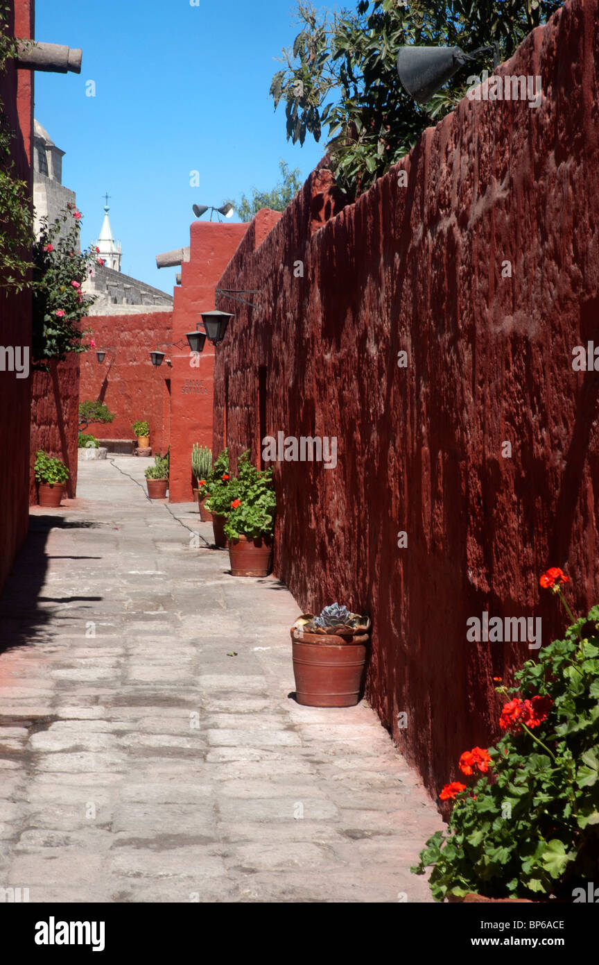 A peaceful street and red painted walls of the Monasterio Santa Catalina, Arequipa, Peru. Stock Photo