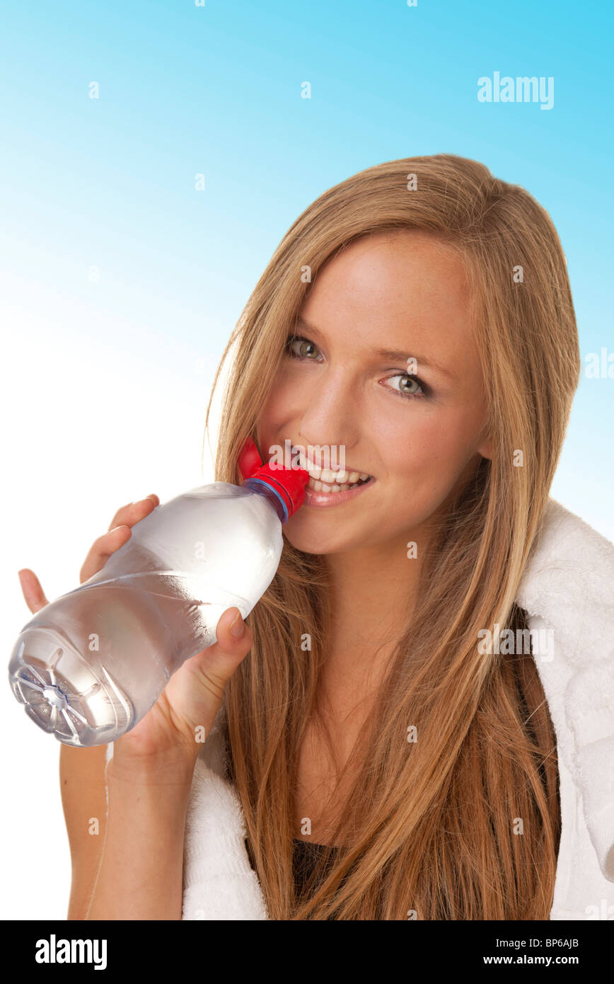 sporty woman drinking water from a bottle Stock Photo - Alamy