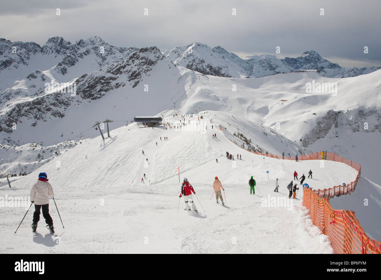 GROUP OF SKIERS, SKIING REGION AT FELLHORN MOUNTAIN, NEAR OBERSTDORF,  ALLGAEU REGION, BAVARIA, GERMANY Stock Photo