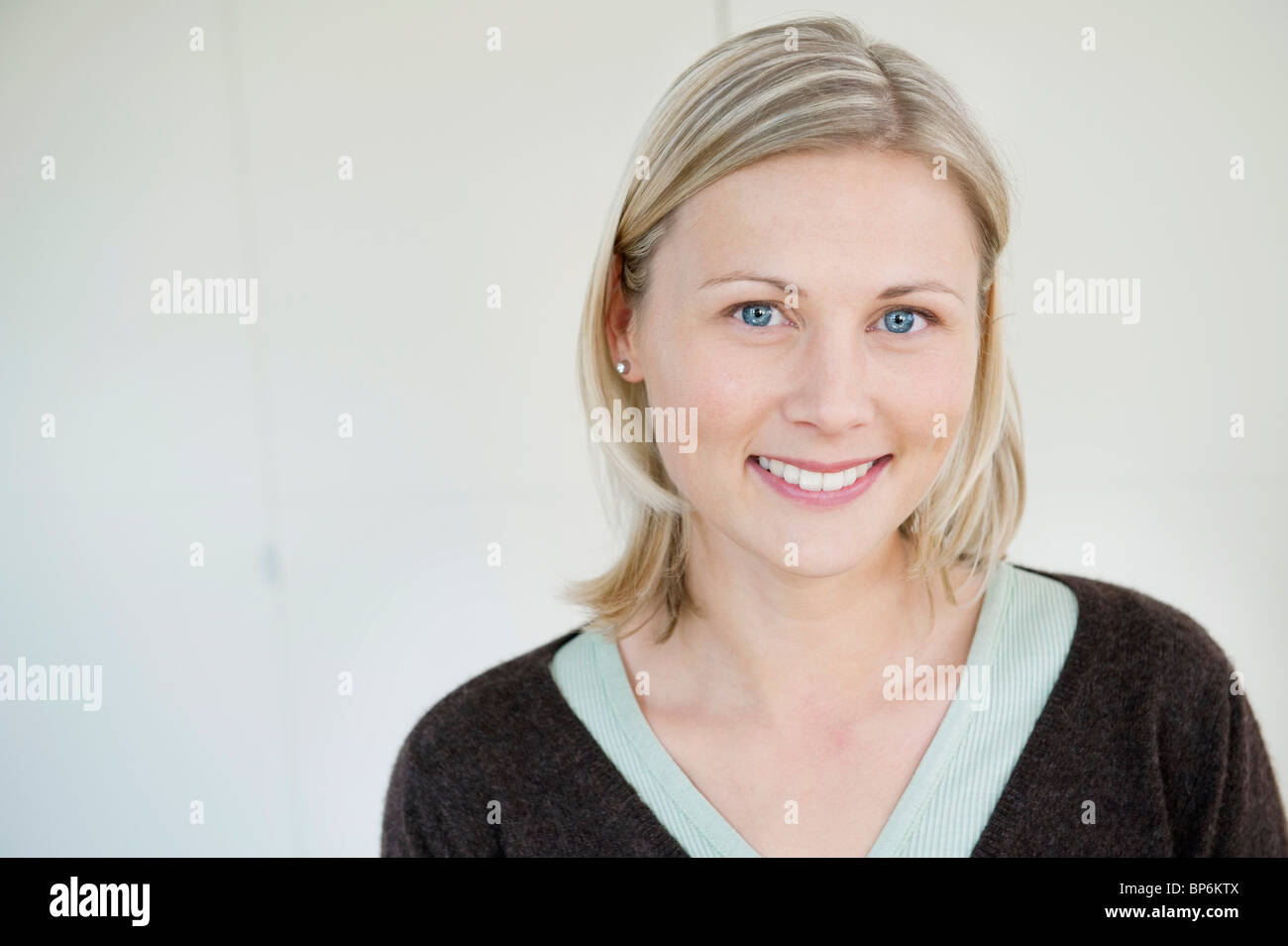 Woman portrait office hi-res stock photography and images - Alamy
