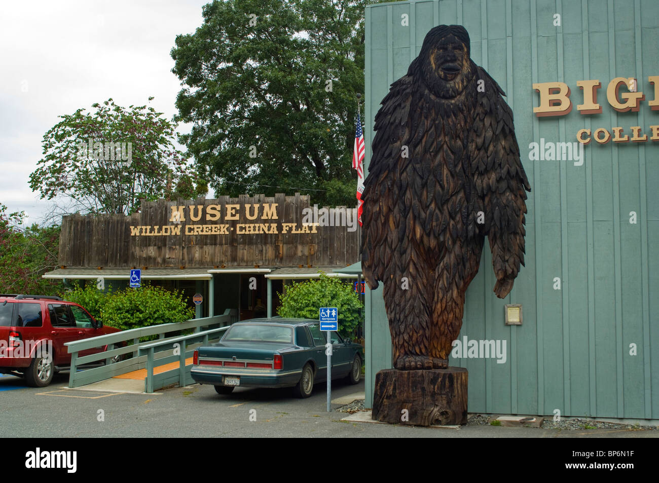 Huge redwood carved statue of Bigfoot at the Willow Creek - China Flat Museum, Willow Creek, California Stock Photo