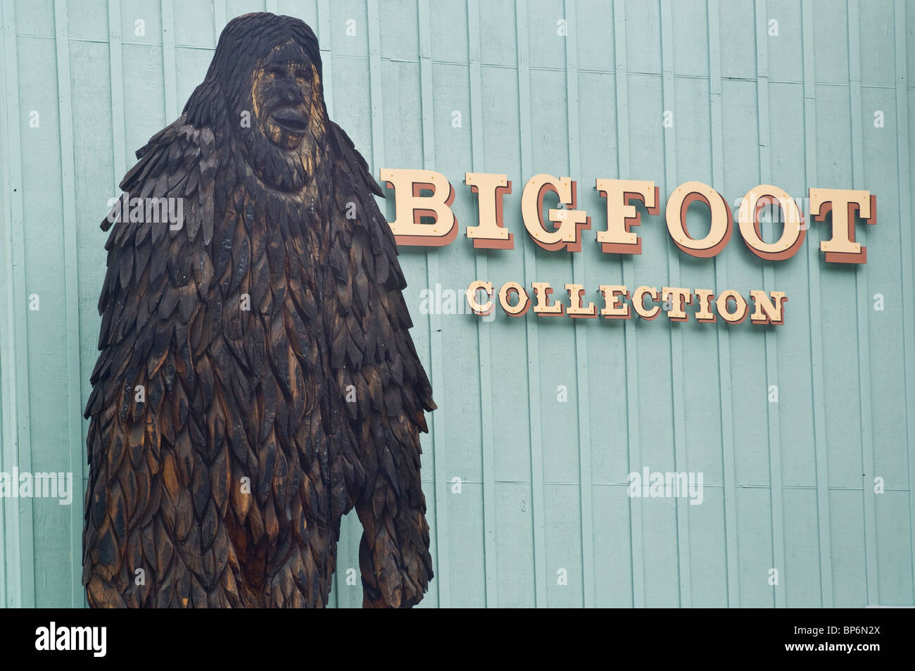Huge redwood carved statue of Bigfoot at the Willow Creek - China Flat Museum, Willow Creek, California Stock Photo