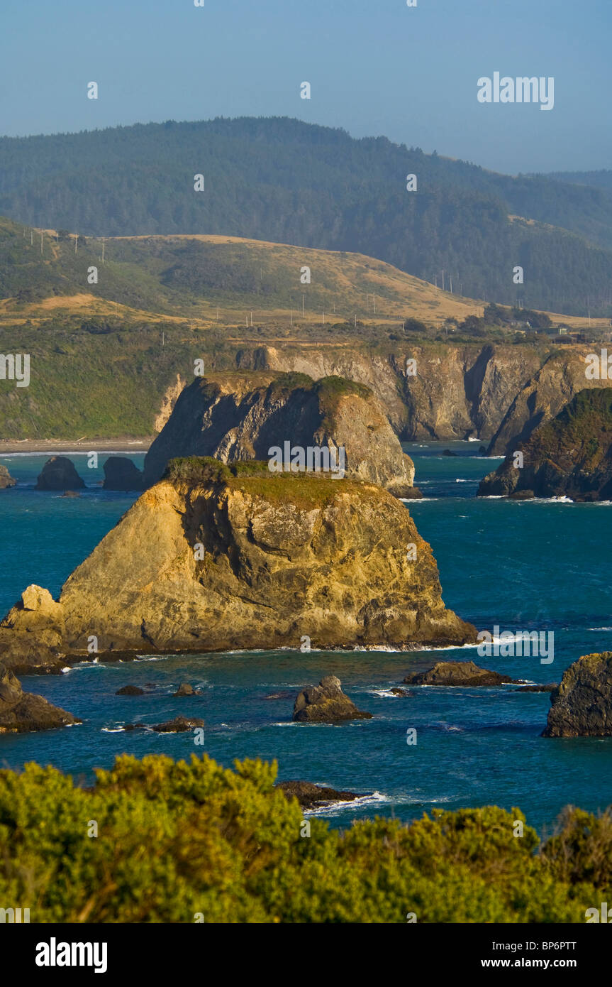 Rugged and rocky coastal cliffs and bluffs near Elk, Mendocino County, California Stock Photo