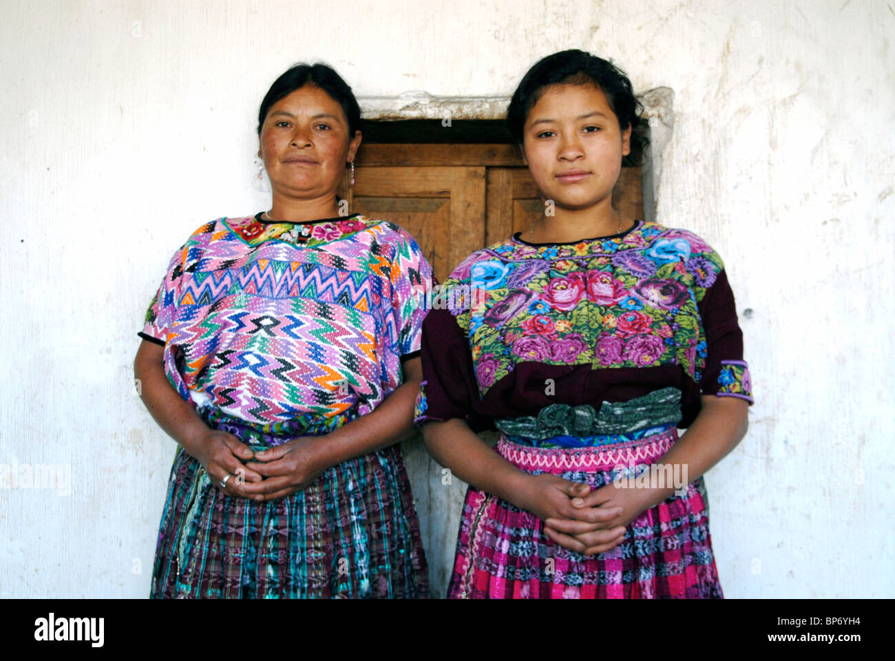 Guatemala Native Mayan Mother And Daughter In The Highlands Of Central   Guatemalanative Mayan Mother And Daughter In The Highlands Of Central BP6YH4 