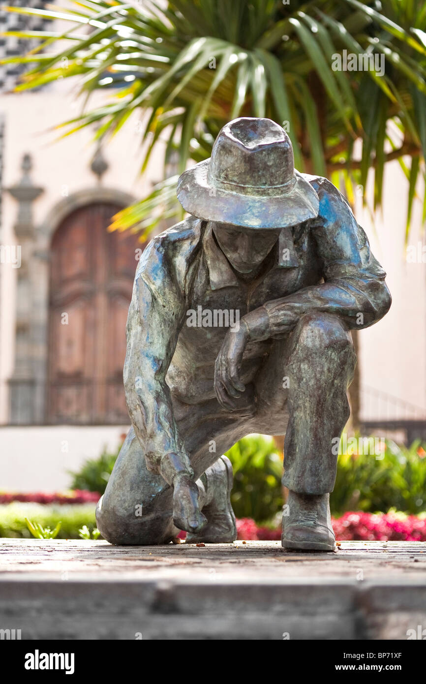 Statue in tribute to Alfombrista, La Orotava, Tenerife, Canary Islands, Spain Stock Photo