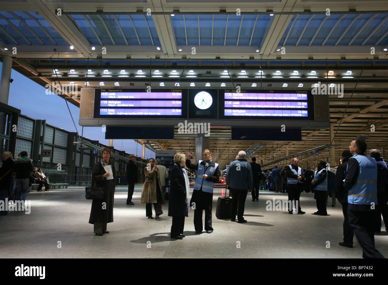 Commuters at St Pancras railway station London St Pancras International London railway terminus. Photo:Jeff Gilbert Stock Photo