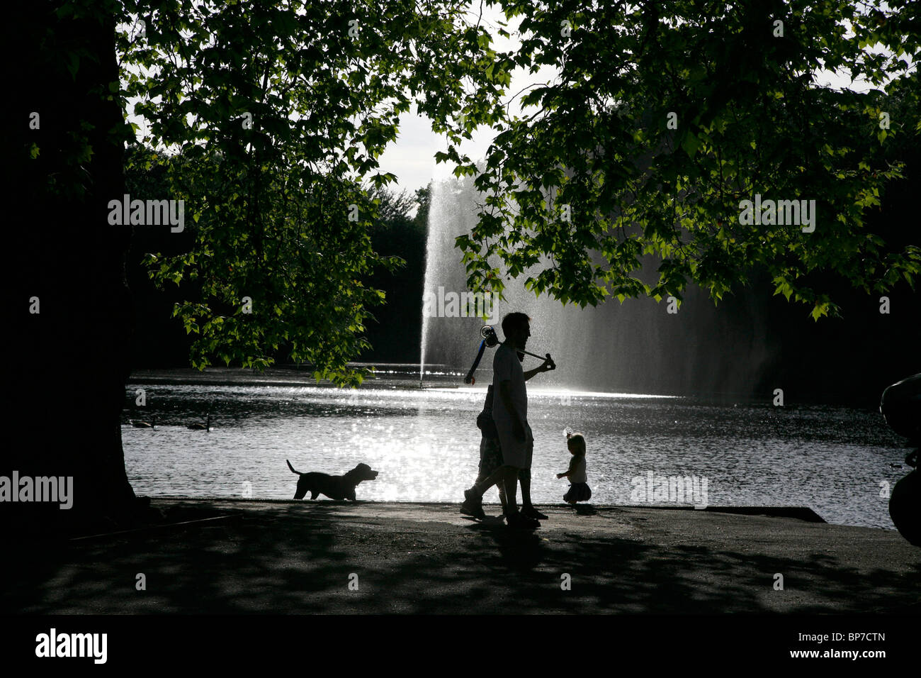 Sunseekers enjoying heatwave conditions by the lake in Victoria Park, Bethnal Green, London, UK Stock Photo
