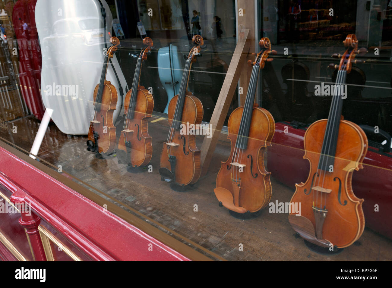 Violin shop hires stock photography and images Alamy