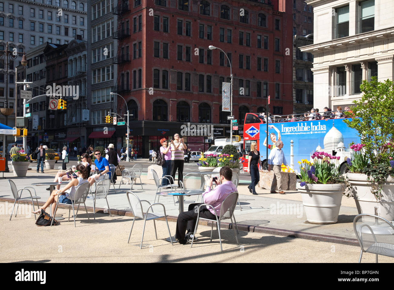 Tourists, FlatIron Building Mall, NYC Stock Photo - Alamy