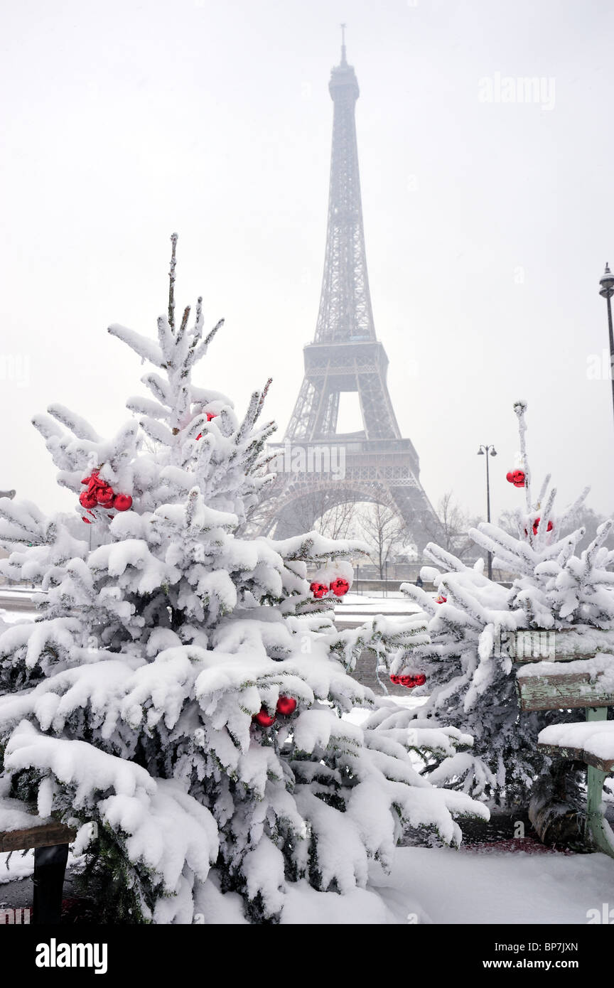 Paris Eiffel Tower France Winter Snow Storm Scenic With Snowy Stock Photo Alamy