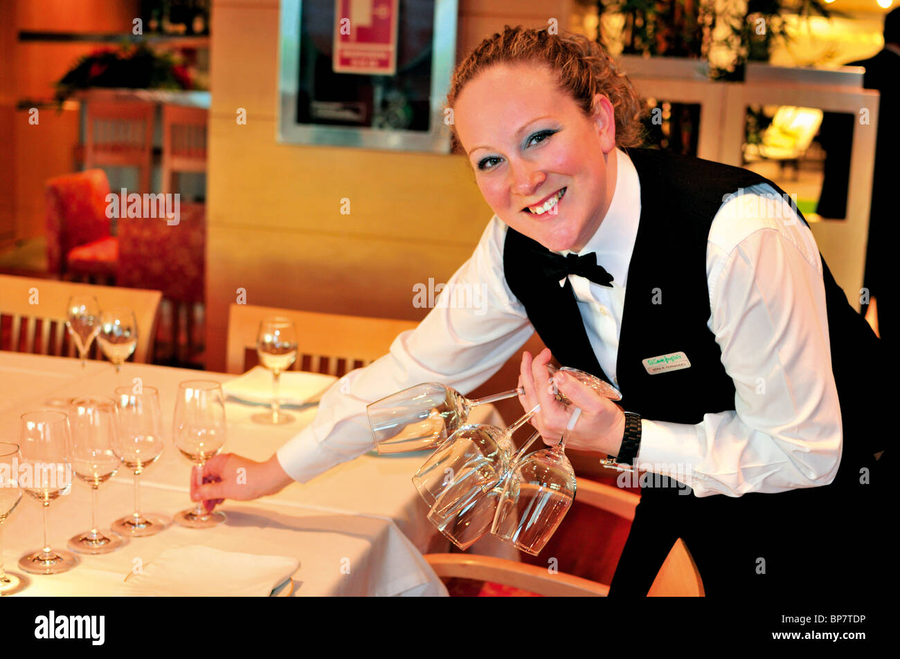 Portugal, Lisbon: Waitress Vera Fernandes preparing table in the restaurant 'El Corte Inglés' Stock Photo