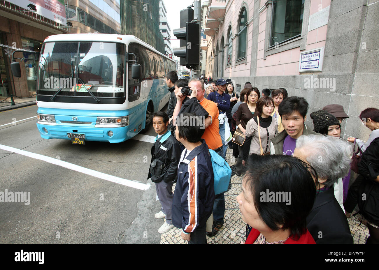 Passers by chinese people walking hi-res stock photography and images ...