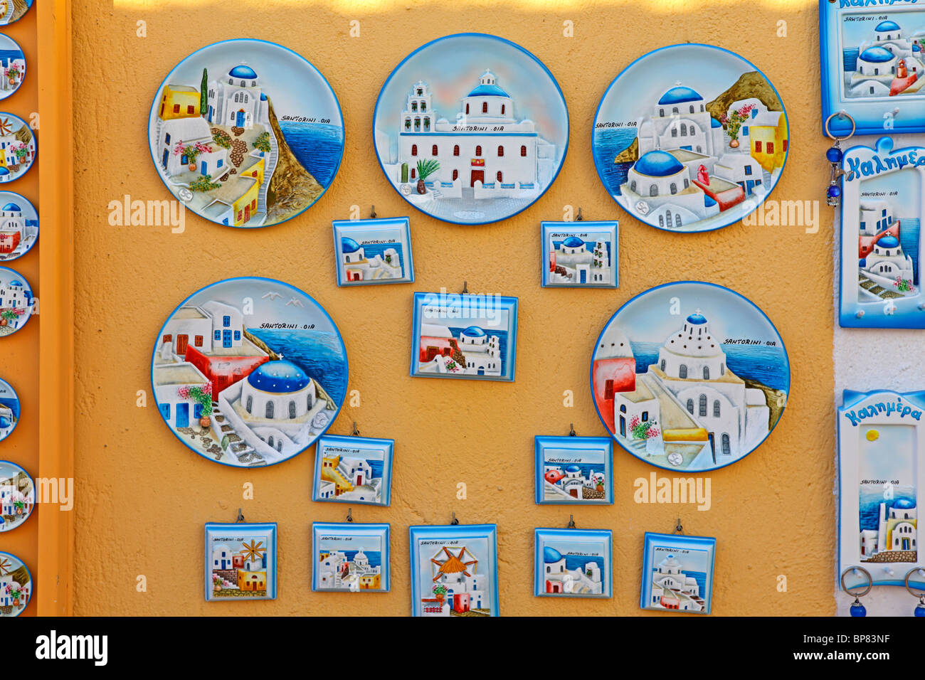 decorative wall plates at a souvenir shop in Oía, Santorini Island, Cyclades, Aegean Islands, Greece Stock Photo