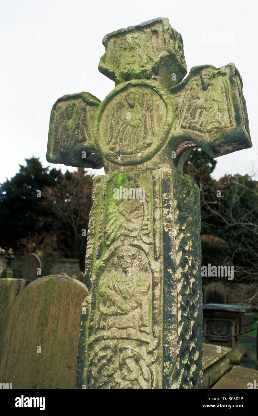 Celtic cross in the churchyard at the 'plague village' of Eyam, Derbyshire Stock Photo