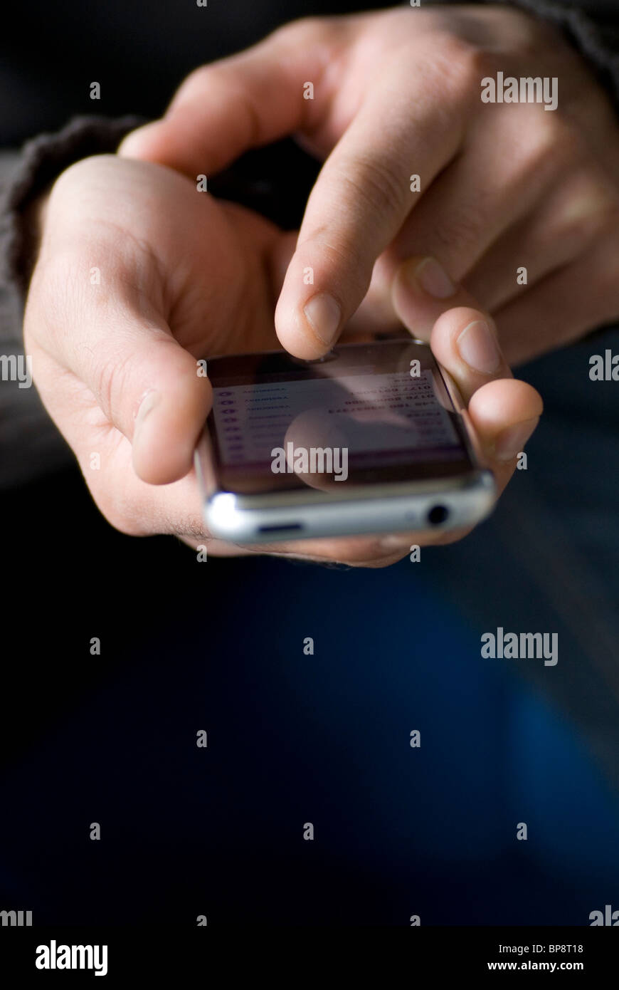 Mans hand holding iphone hi-res stock photography and images - Alamy