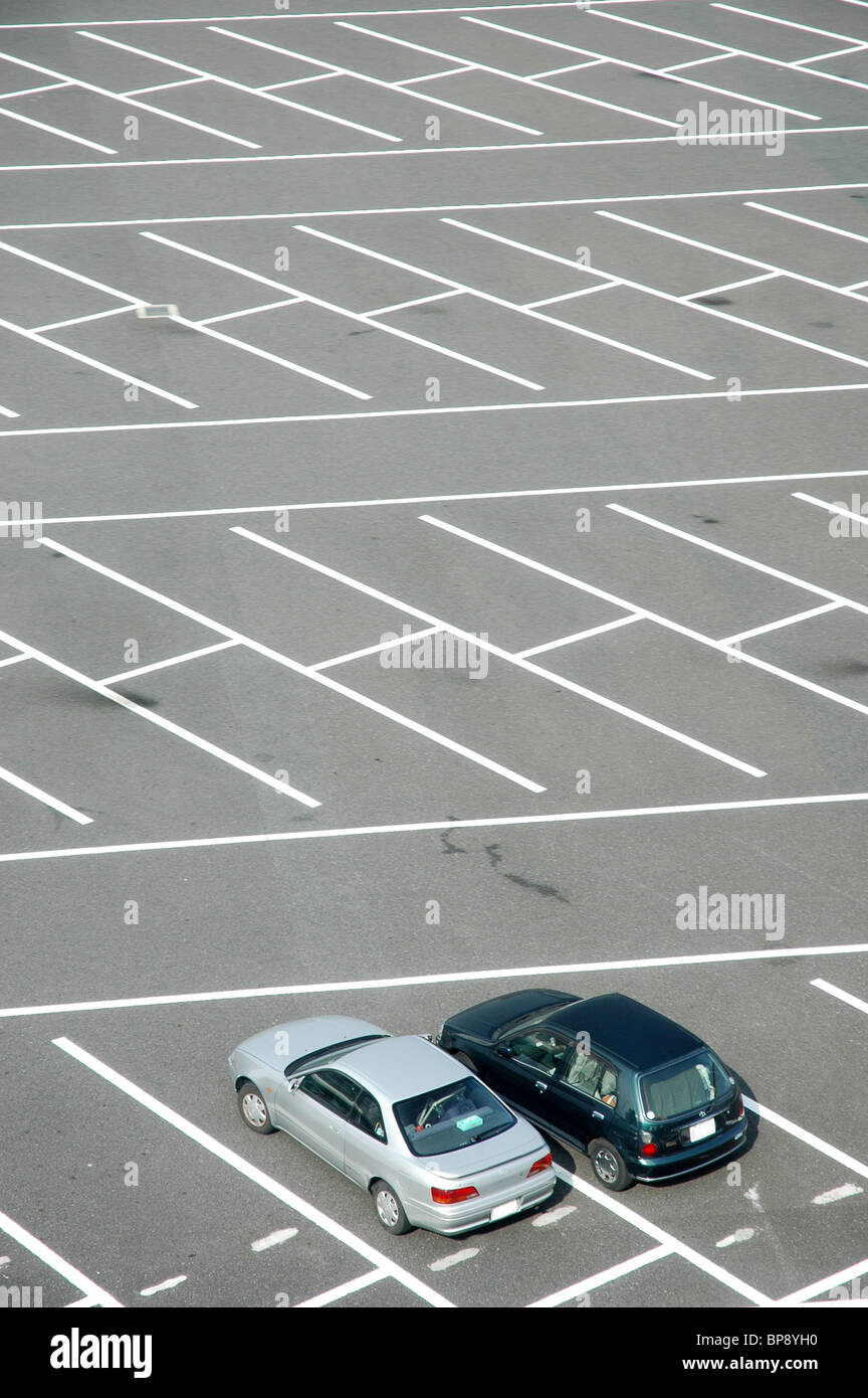 Two cars in an empty car park hi-res stock photography and images - Alamy