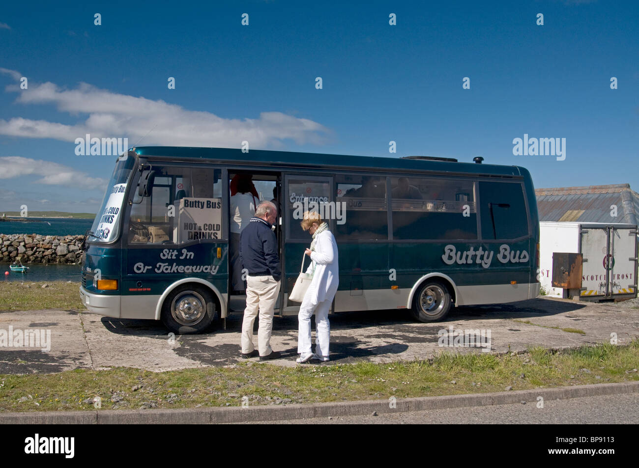 Converted bus serves as a mobile cafe at the Leverburgh ferry terminal, Harris. Outer Hebrides.  SCO 6381 Stock Photo