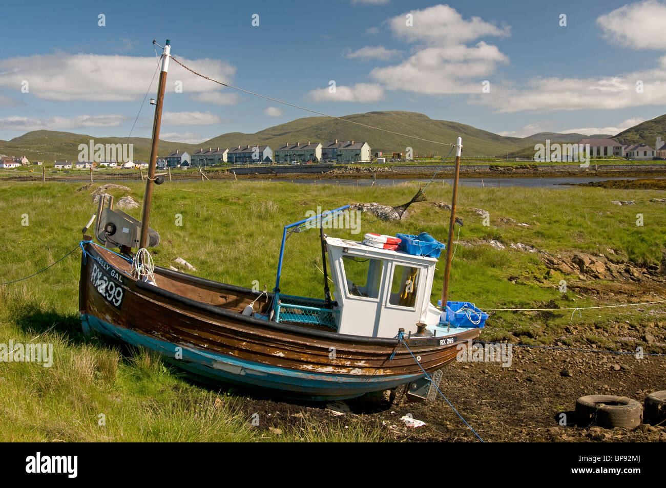 An old fishing boat above the high tide mark at Leverburgh, Harris, Outer Hebrides, Scotland. SCO 6378 Stock Photo