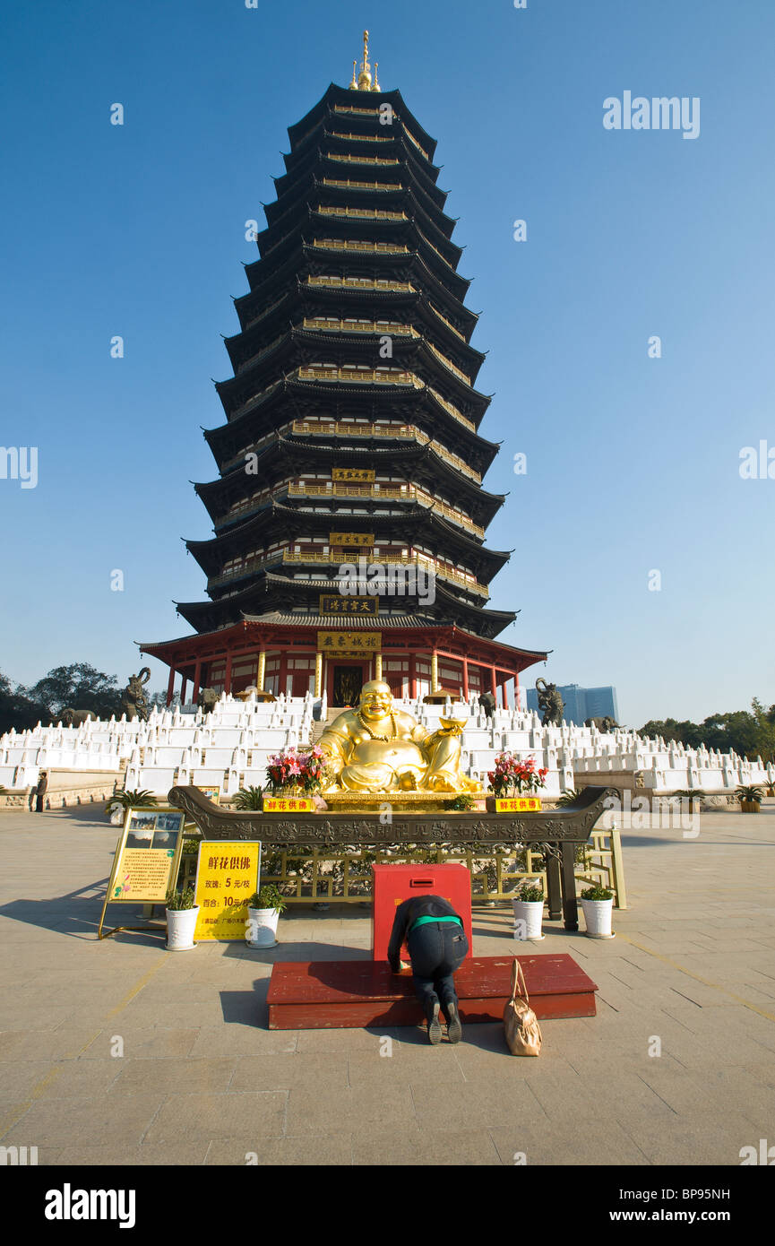 Page 2 Chinese Buddhist Kneeling High Resolution Stock Photography And Images Alamy