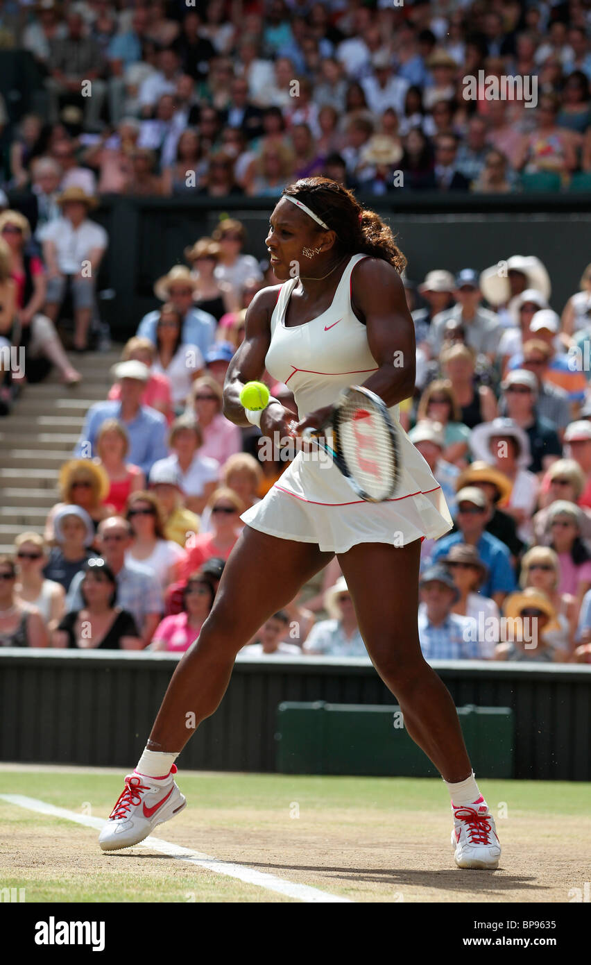 Serena Williams (USA) in action at the 2010 Wimbledon Championships Stock Photo