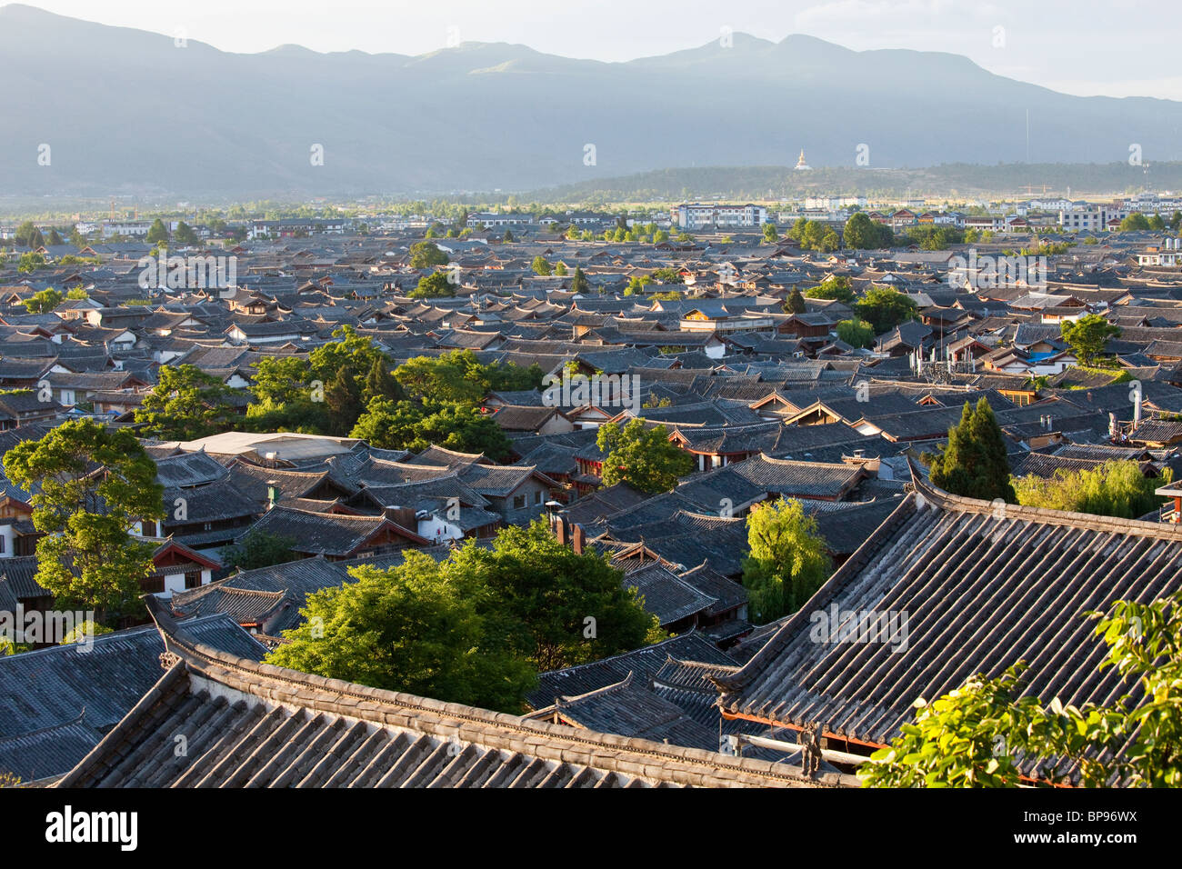 Rooftop view of the old town in Lijiang, Yunnan Province, China Stock ...