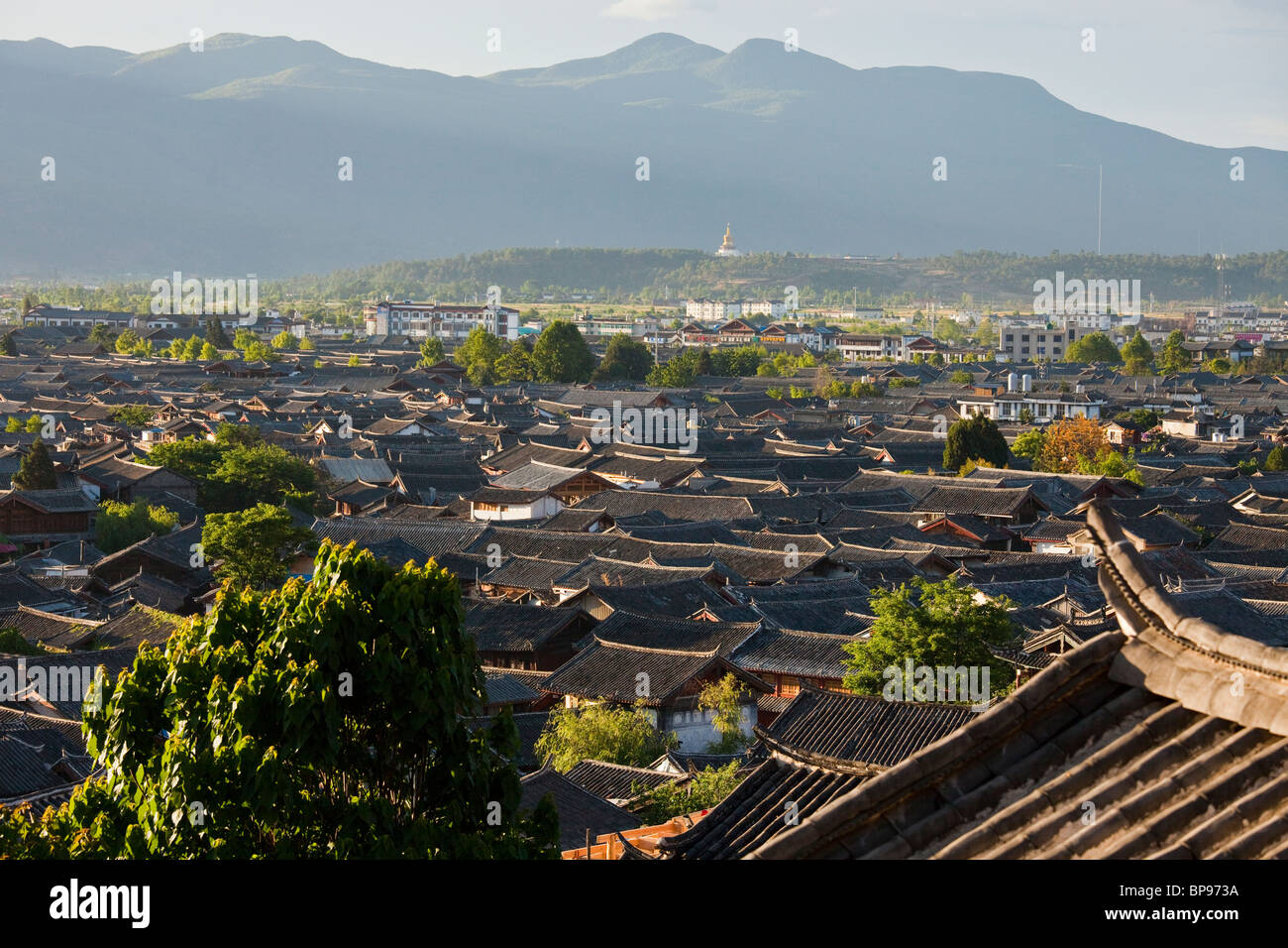 Rooftop view of the old town in Lijiang, Yunnan Province, China Stock ...