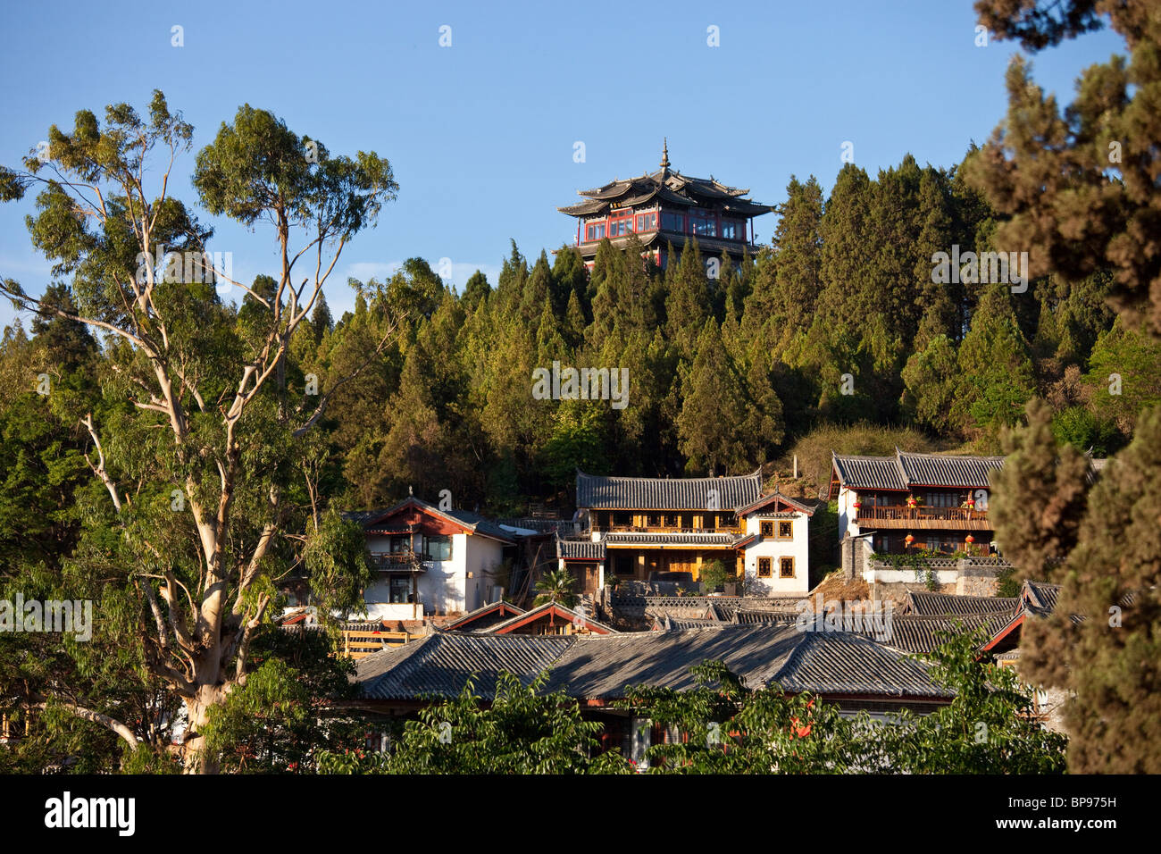 Wanggu Lou Pavilion above the old town of Lijiang, Yunnan Province, China Stock Photo