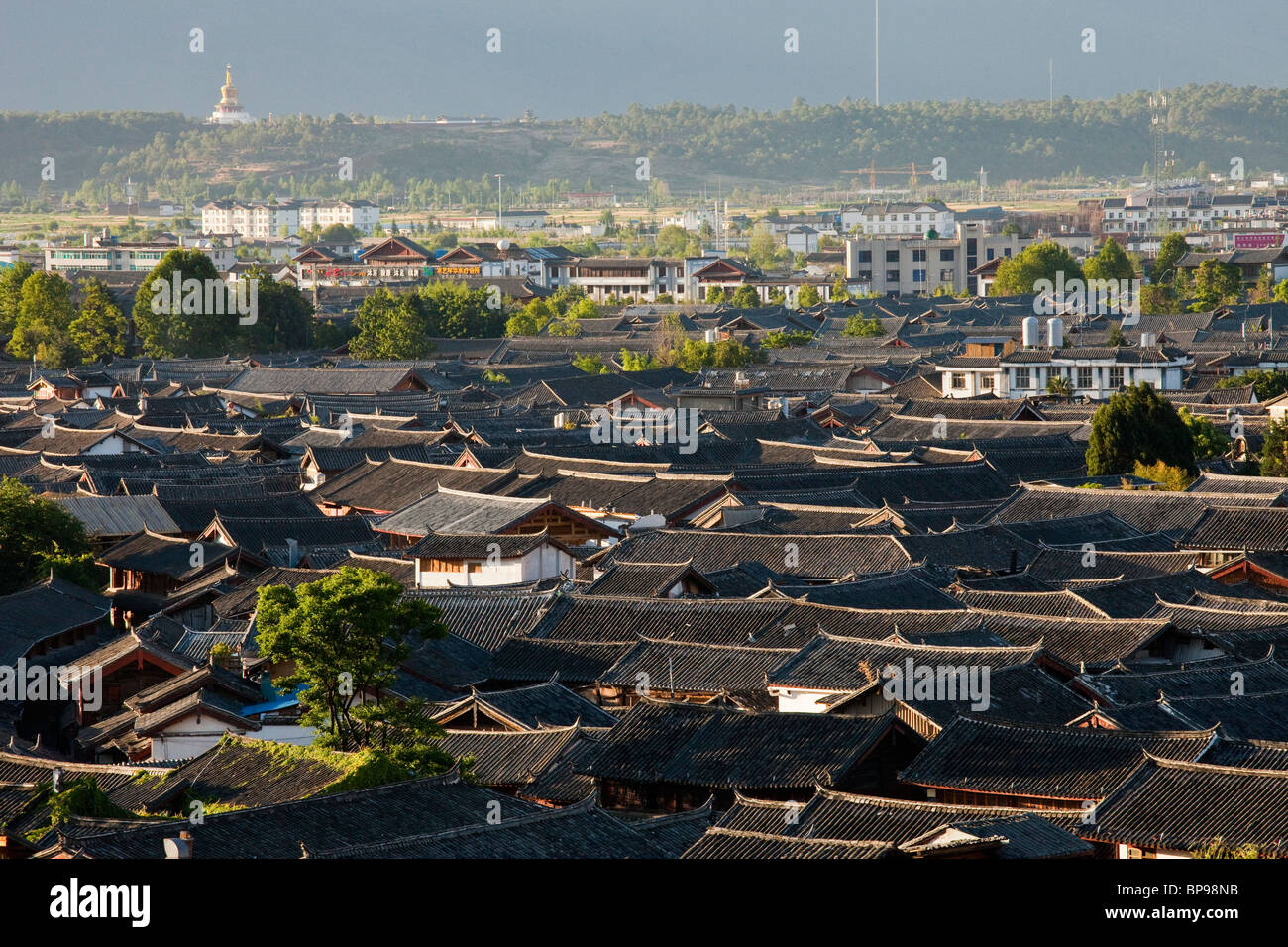 Rooftop view of the old town in Lijiang, Yunnan Province, China Stock ...