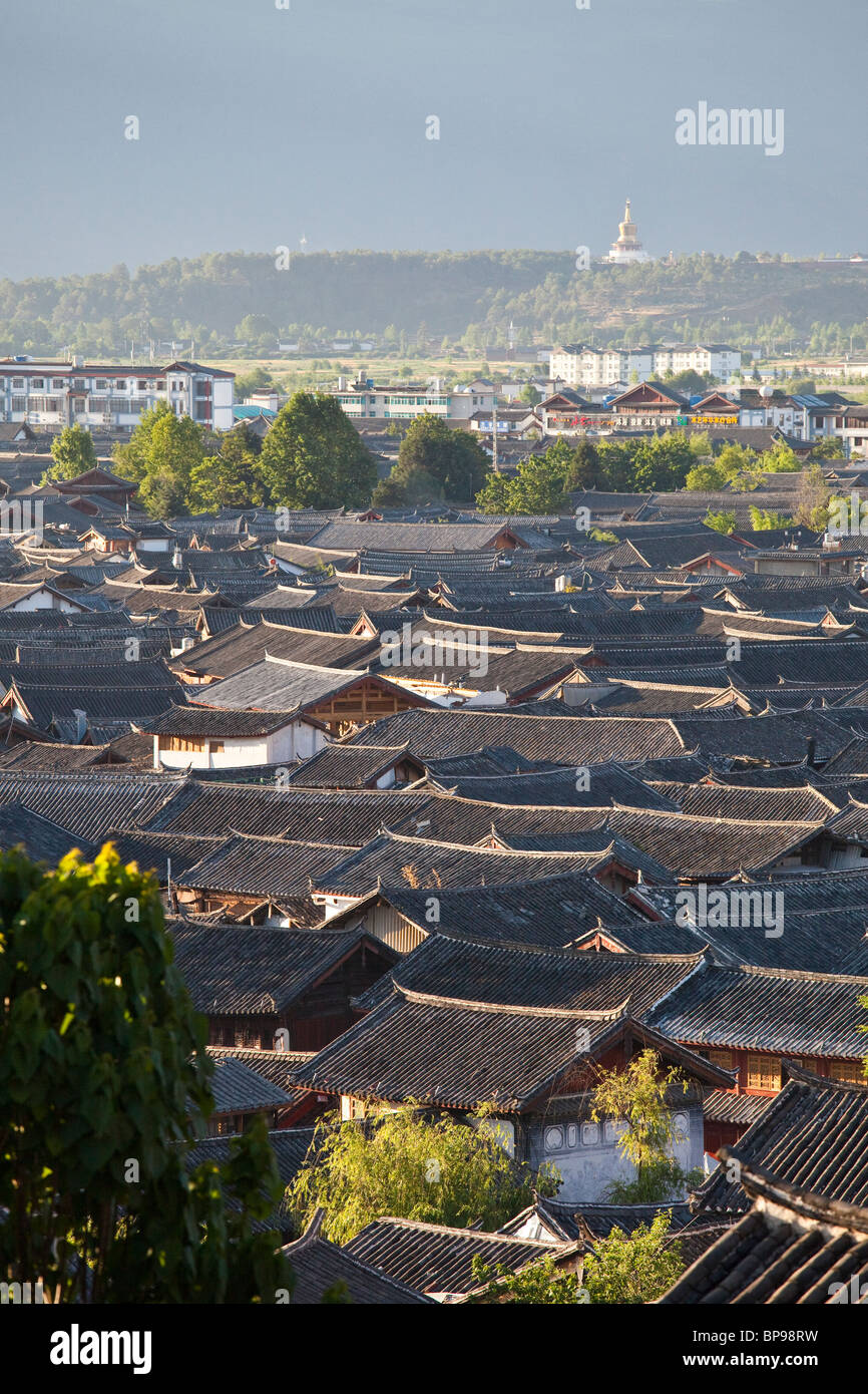 Rooftop view of the old town in Lijiang, Yunnan Province, China Stock ...