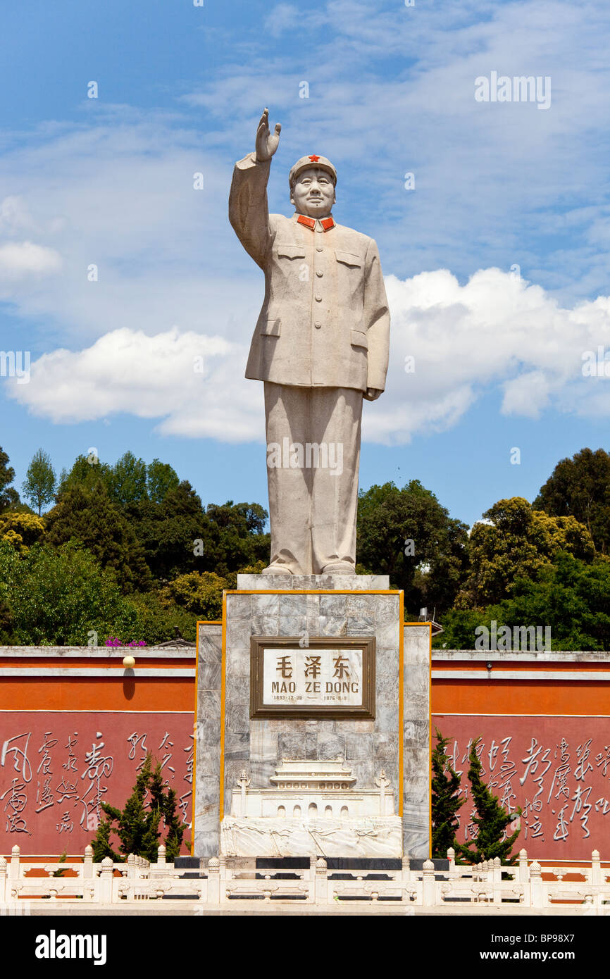 Statue of Mao Zedong, Lijiang, Yunnan Province, China Stock Photo - Alamy